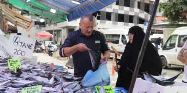 Rize'de tezgahlara gelen bol palamut 50 ile 100 lira arasında satılıyor