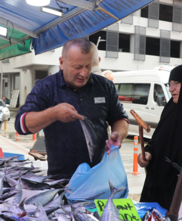 Rize'de tezgahlara gelen bol palamut 50 ile 100 lira arasında satılıyor