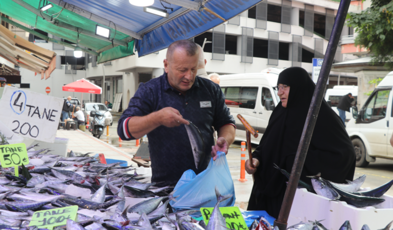 Rize’de tezgahlara gelen bol palamut 50 ile 100 lira arasında satılıyor