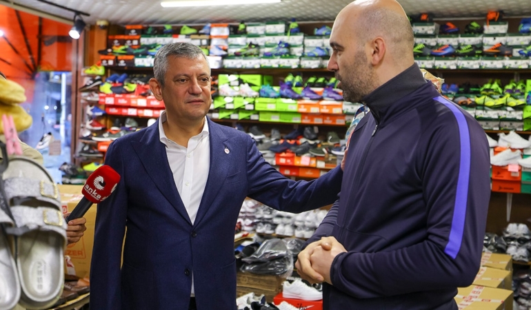 Özgür Özel Rize’nin Pazar İlçesinde Selden Zarar Gören Esnafı Ziyaret Etti